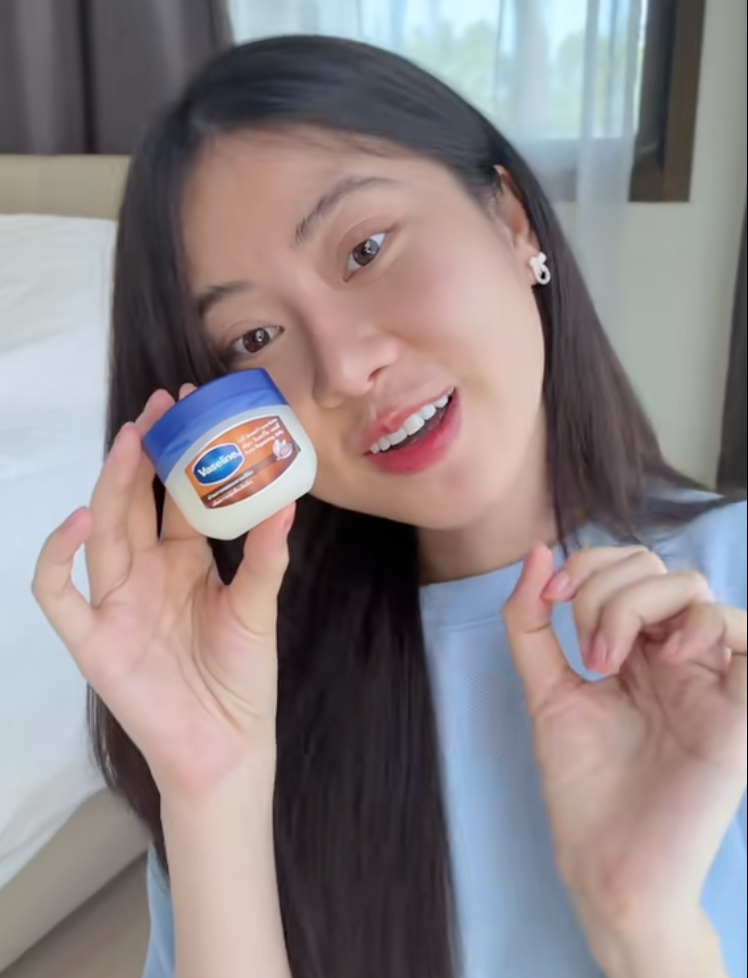 B&ocirc;i thứ n&agrave;y l&ecirc;n t&oacute;c trước khi gội đầu, t&oacute;c kh&ocirc; xơ mấy cũng mềm mượt: Hợp từ t&oacute;c nhuộm đến uốn xoăn, l&agrave;m 1 lần thấy r&otilde; kết quả- Ảnh 9.