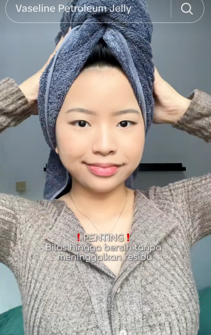 B&ocirc;i thứ n&agrave;y l&ecirc;n t&oacute;c trước khi gội đầu, t&oacute;c kh&ocirc; xơ mấy cũng mềm mượt: Hợp từ t&oacute;c nhuộm đến uốn xoăn, l&agrave;m 1 lần thấy r&otilde; kết quả- Ảnh 11.