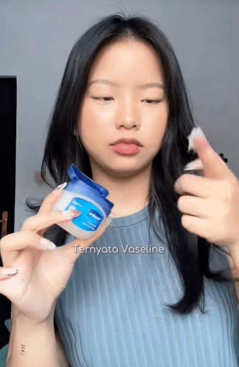 B&ocirc;i thứ n&agrave;y l&ecirc;n t&oacute;c trước khi gội đầu, t&oacute;c kh&ocirc; xơ mấy cũng mềm mượt: Hợp từ t&oacute;c nhuộm đến uốn xoăn, l&agrave;m 1 lần thấy r&otilde; kết quả- Ảnh 10.