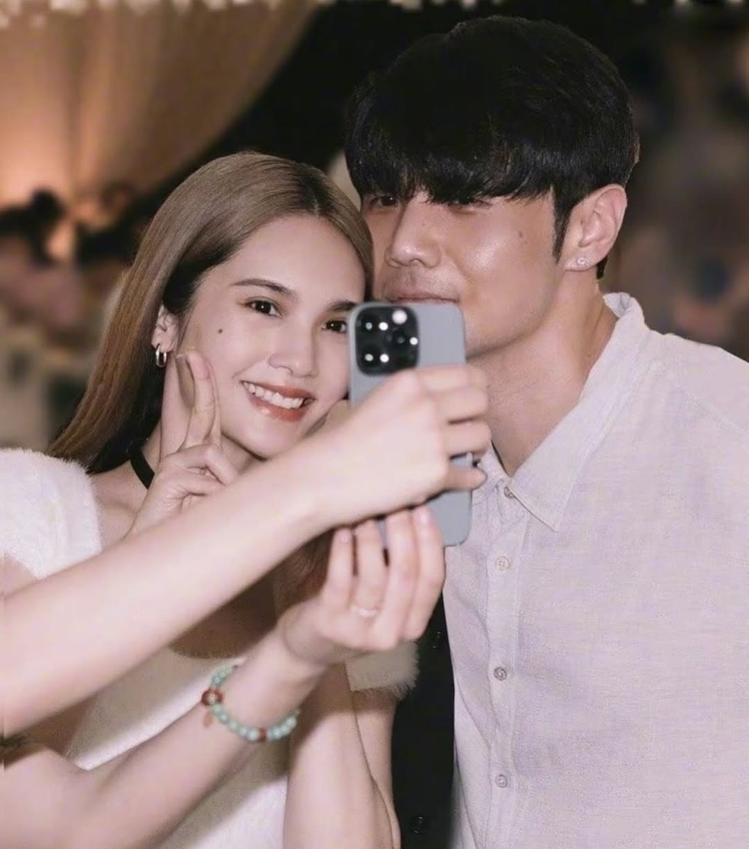 Nụ h&ocirc;n 200 triệu lượt xem của mỹ nh&acirc;n hạng A v&agrave; nam nghệ sĩ cả nước biết mặt- Ảnh 6.