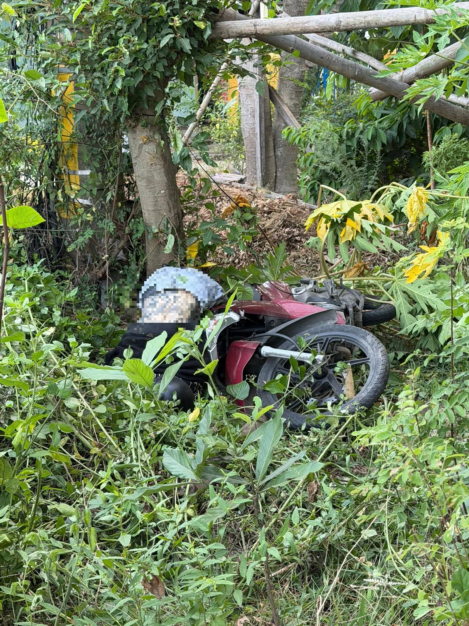 Vụ nam thanh ni&ecirc;n chết b&ecirc;n xe m&aacute;y: C&ocirc;ng an t&igrave;m người biết th&ocirc;ng tin - Ảnh 1.