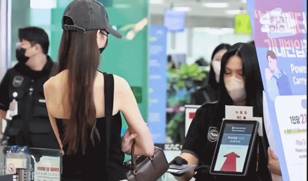 Rầm rộ bằng chứng minh oan cho "C&ocirc;ng ch&uacute;a Kpop" trong vụ v&ocirc; lễ tại s&acirc;n bay?- Ảnh 1.