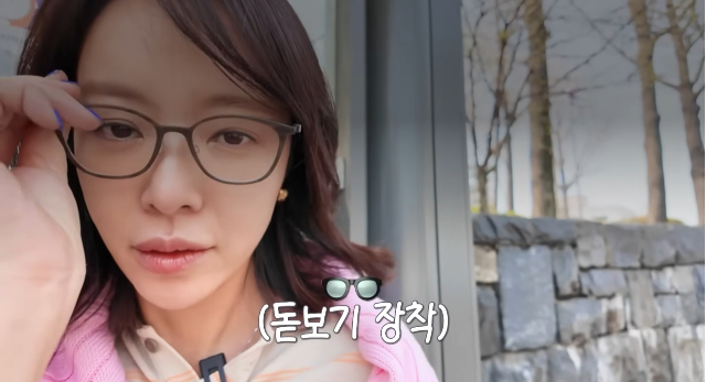 Hậu lĩnh &aacute;n t&ugrave;, Hwang Jung Eum t&oacute;c bạc đầy đầu đeo k&iacute;nh l&atilde;o bệ rạc tới mức kh&ocirc;ng ai nhận ra nổi- Ảnh 2.
