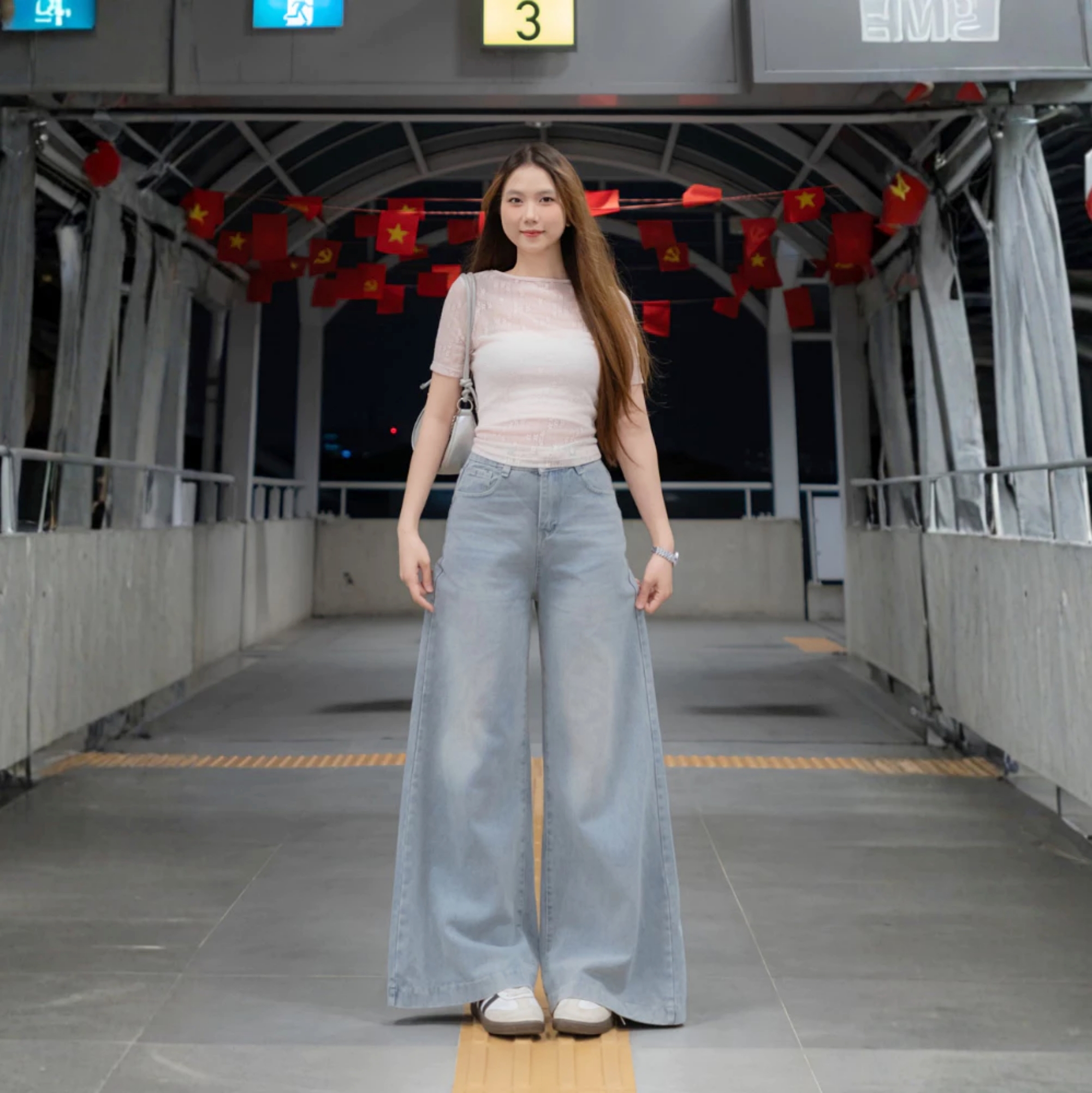 Chiếc quần jeans tưởng b&igrave;nh thường lại l&agrave; m&oacute;n đồ thể hiện tinh thần quiet luxury r&otilde; nhất m&ugrave;a h&egrave; n&agrave;y- Ảnh 6.