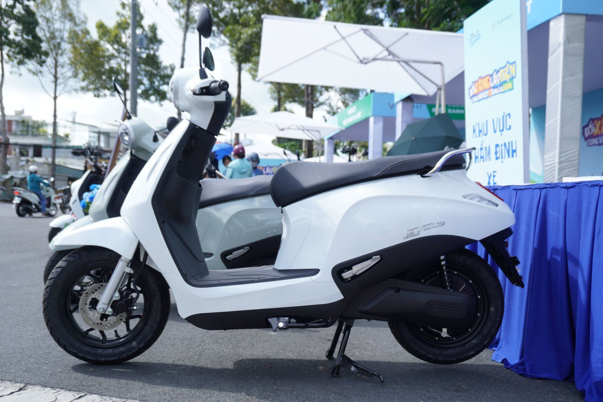 VinFast Evo Lite h&uacute;t kh&aacute;ch dịp h&egrave; nhờ lợi thế &ldquo;3 kh&ocirc;ng&rdquo;: Kh&ocirc;ng bằng l&aacute;i, kh&ocirc;ng lo sạc, kh&ocirc;ng &aacute;p lực chi ph&iacute; - Ảnh 1.