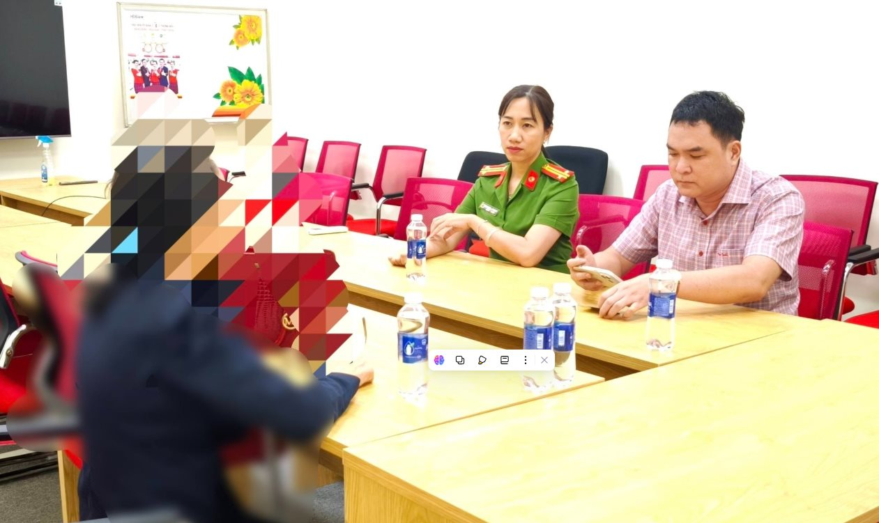 Quen "qu&acirc;n nh&acirc;n Mỹ" online, người phụ nữ tới ng&acirc;n h&agrave;ng chuyển 1,3 tỷ đồng để "m&atilde;i m&atilde;i b&ecirc;n nhau": C&ocirc;ng an lập tức mời tới l&agrave;m việc- Ảnh 1.