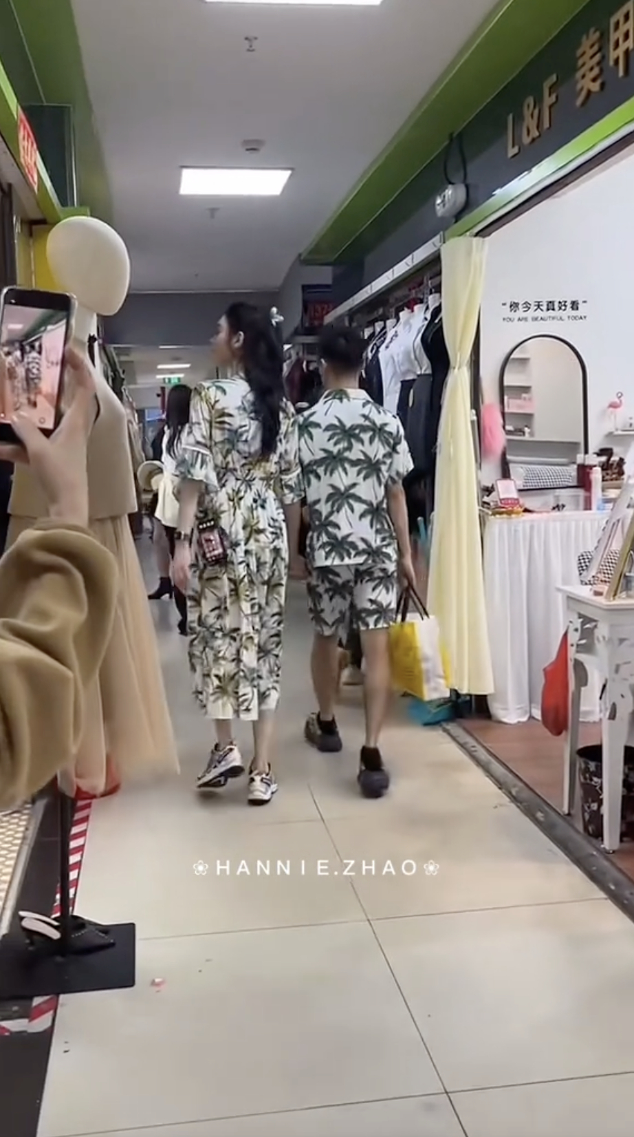 X&ocirc;n xao clip d&acirc;u h&agrave;o m&ocirc;n Hề Mộng Dao v&agrave; chồng thiếu gia đi tuần trăng mật sau h&ocirc;n lễ 1000 tỷ: Sao m&agrave; lạ dữ vậy?- Ảnh 3.