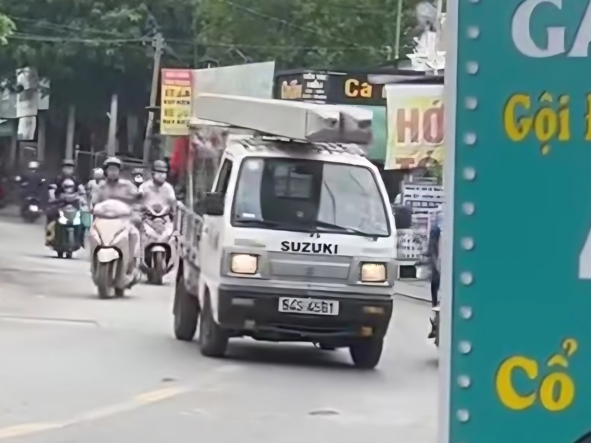 TPHCM: Lời khai của t&agrave;i xế xe tải chở 2 cọc b&ecirc; t&ocirc;ng tr&ecirc;n n&oacute;c th&ugrave;ng xe- Ảnh 1.