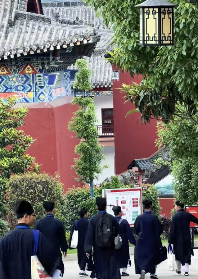 Du học sinh Việt g&acirc;y sốt với vlog &ldquo;l&ecirc;n n&uacute;i V&otilde; Đang b&aacute;i sư học đạo&rdquo;: Thời kho&aacute; biểu khiến nhiều người ngỡ ng&agrave;ng- Ảnh 2.