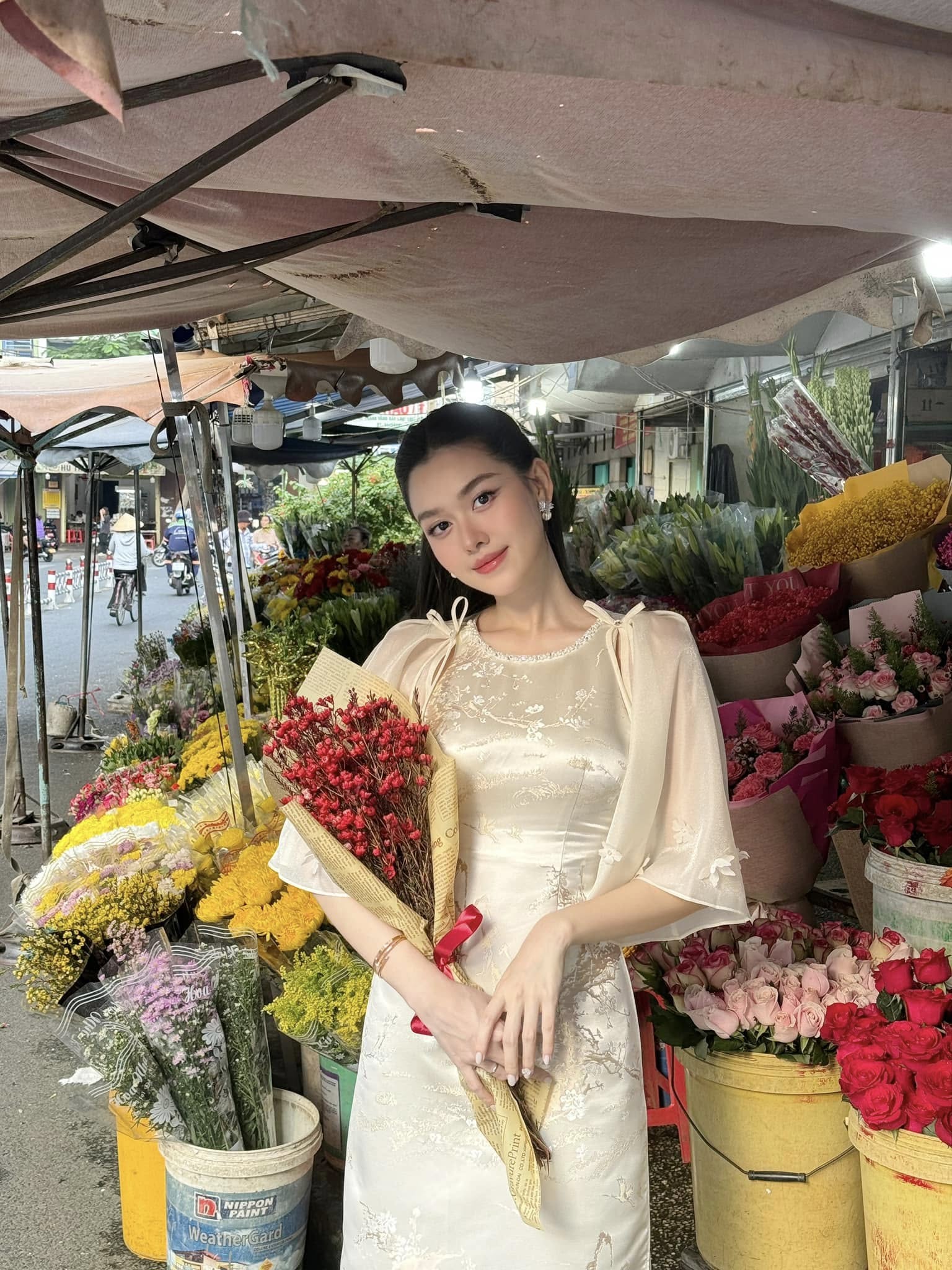 Kh&ocirc;ng c&ograve;n che giấu, &Aacute; hậu Việt khoe bụng bầu r&otilde; mồn một với doanh nh&acirc;n k&iacute;n tiếng- Ảnh 4.