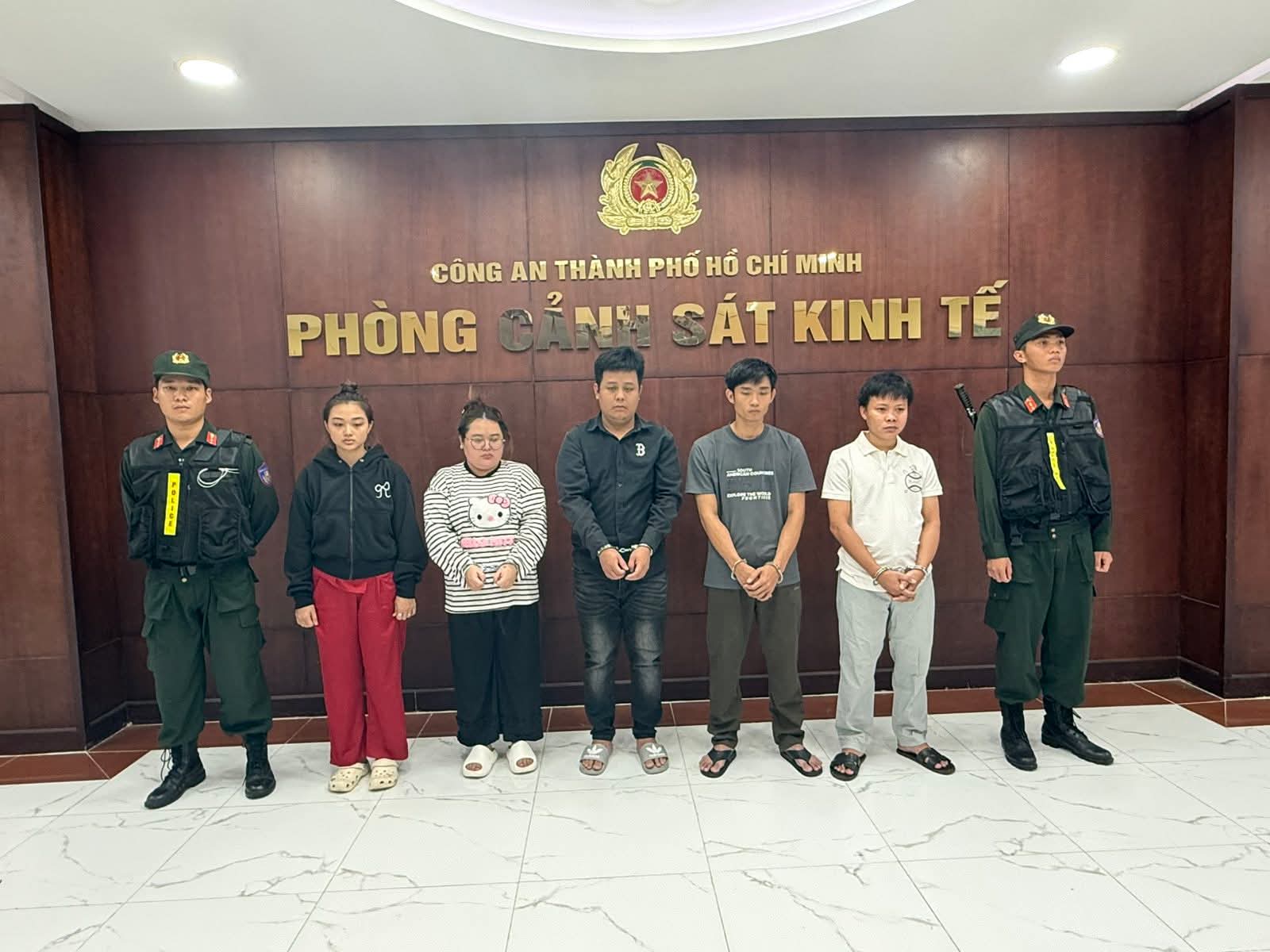 Triệt phá "đại công xưởng" dép giả của cặp vợ chồng 9X: Hơn 23.000 đôi Nike, Adidas, Gucci nhái bị thu giữ- Ảnh 1. Triệt phá "đại công xưởng" dép giả của cặp vợ chồng 9X: Hơn 23.000 đôi Nike, Adidas, Gucci nhái bị thu giữ- Ảnh 1.