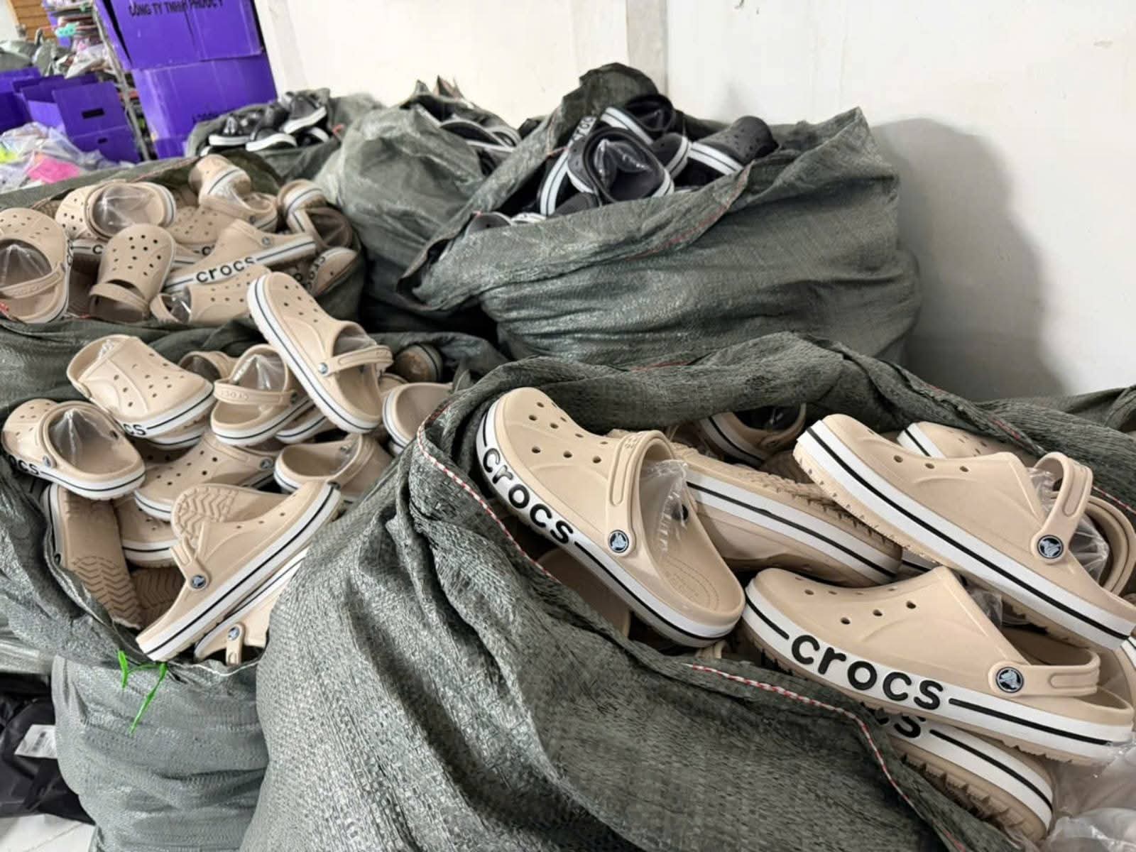 Triệt phá "đại công xưởng" dép giả của cặp vợ chồng 9X: Hơn 23.000 đôi Nike, Adidas, Gucci nhái bị thu giữ- Ảnh 5. Triệt phá "đại công xưởng" dép giả của cặp vợ chồng 9X: Hơn 23.000 đôi Nike, Adidas, Gucci nhái bị thu giữ- Ảnh 5.
