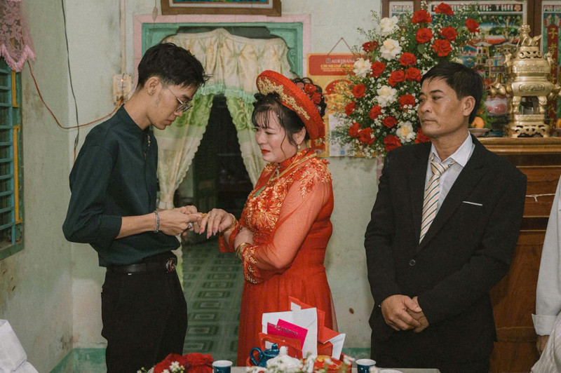 "Con xin ph&eacute;p gọi c&ocirc; l&agrave; m&aacute;": M&oacute;n qu&agrave; cưới đặc biệt khiến c&ocirc; d&acirc;u bật kh&oacute;c x&uacute;c động- Ảnh 1.