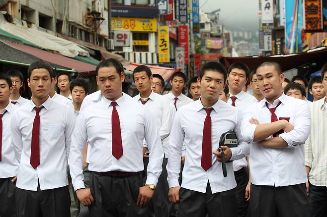Bộ phim kỳ lạ nhất H&agrave;n Quốc: Ra rạp chẳng ai ng&oacute; ng&agrave;ng, ra đường hỏi ai cũng biết- Ảnh 6.