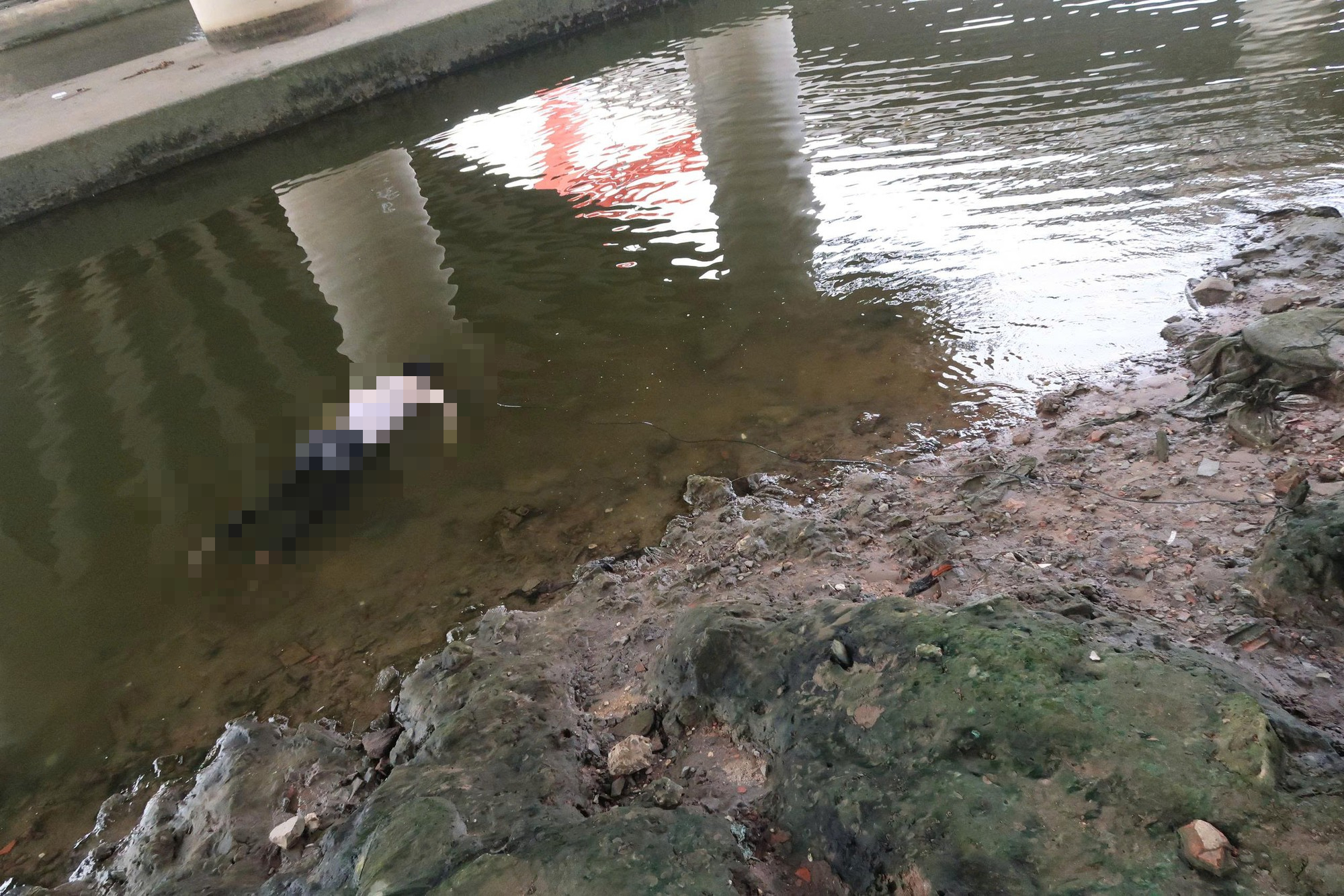 C&ocirc;ng an TPHCM đang t&igrave;m th&acirc;n nh&acirc;n thi thể tr&ocirc;i ở khu vực ch&acirc;n cầu B&igrave;nh Lợi- Ảnh 1.