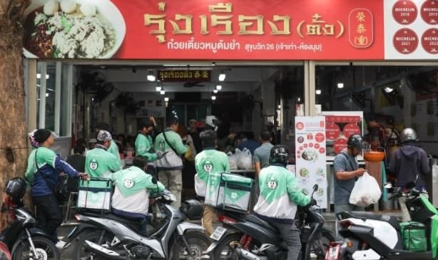 Một quốc gia ĐN&Aacute; t&agrave;i trợ 60% chi ph&iacute; mua 3.000 mặt h&agrave;ng thiết yếu cho người d&acirc;n: Canh bạc 3,7 tỷ USD k&iacute;ch cầu lớn nhất lịch sử- Ảnh 2.