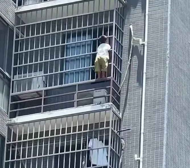 B&eacute; trai b&aacute;m v&agrave;o lan can b&ecirc;n ngo&agrave;i căn hộ tầng 17 v&agrave; c&aacute;i kết th&oacute;t tim - Ảnh 1.
