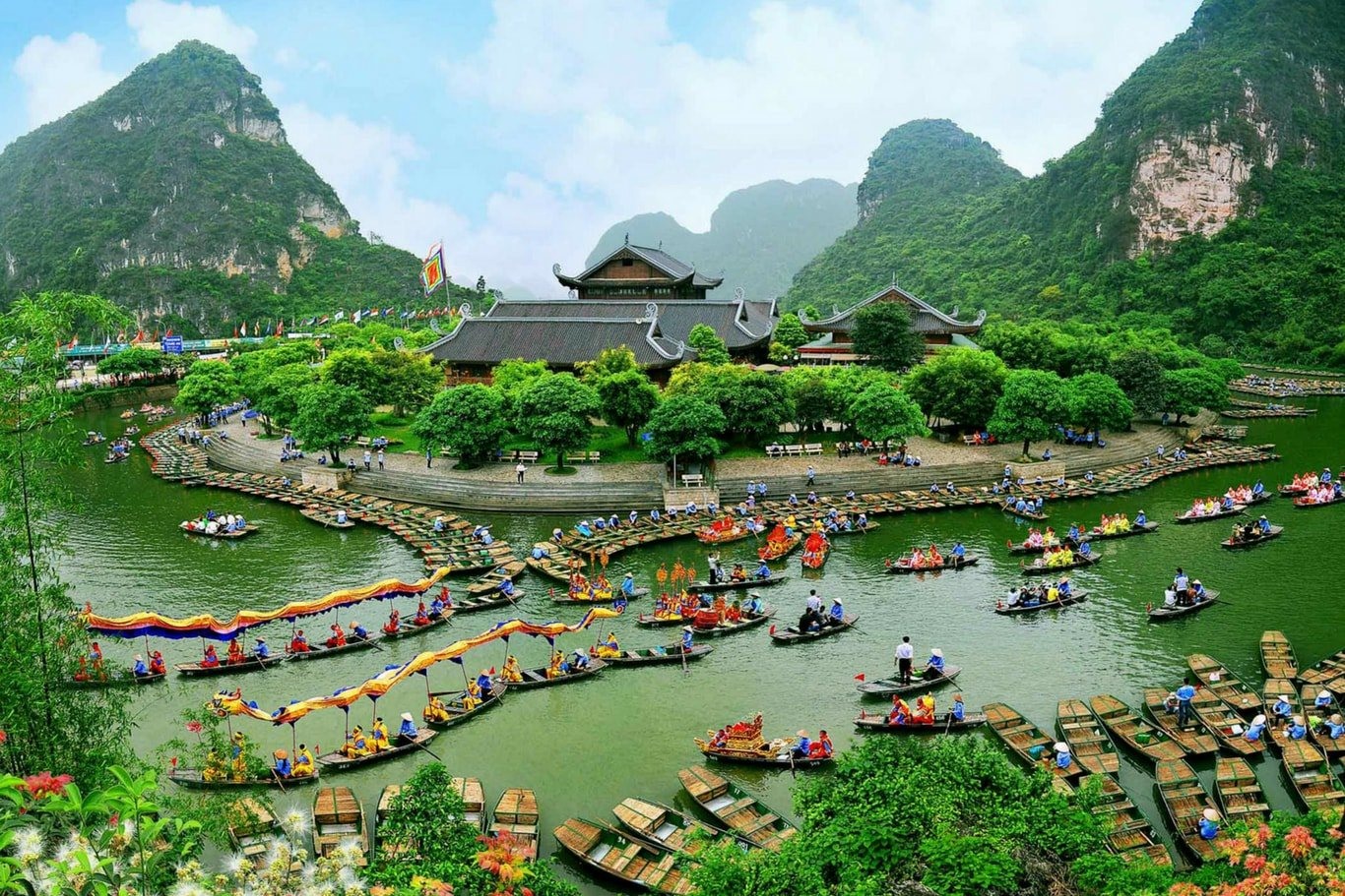 Du lịch Ninh B&igrave;nh: Kh&ocirc;ng cần một c&acirc;u chuyện r&ugrave;ng rợn thất thiệt để thu h&uacute;t đ&aacute;m đ&ocirc;ng hiếu kỳ! - Ảnh 1.