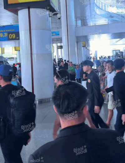 "&Ocirc;ng ho&agrave;ng Gangnam Style" PSY vừa đến Nội B&agrave;i, th&aacute;i độ ra sao trong lần đầu lộ diện giữa b&atilde;o scandal?- Ảnh 3.