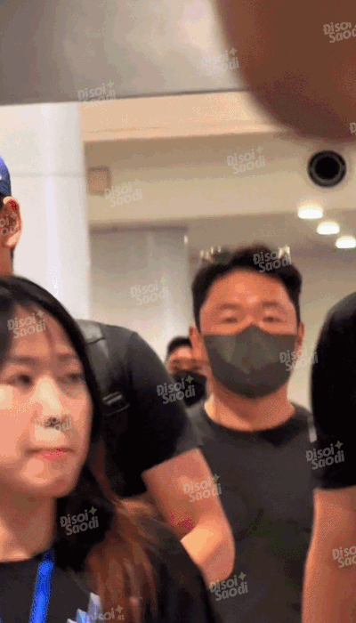 "&Ocirc;ng ho&agrave;ng Gangnam Style" PSY vừa đến Nội B&agrave;i, th&aacute;i độ ra sao trong lần đầu lộ diện giữa b&atilde;o scandal?- Ảnh 1.