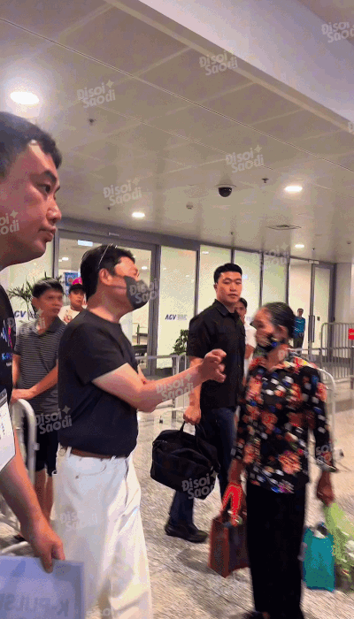 "&Ocirc;ng ho&agrave;ng Gangnam Style" PSY vừa đến Nội B&agrave;i, th&aacute;i độ ra sao trong lần đầu lộ diện giữa b&atilde;o scandal?- Ảnh 2.