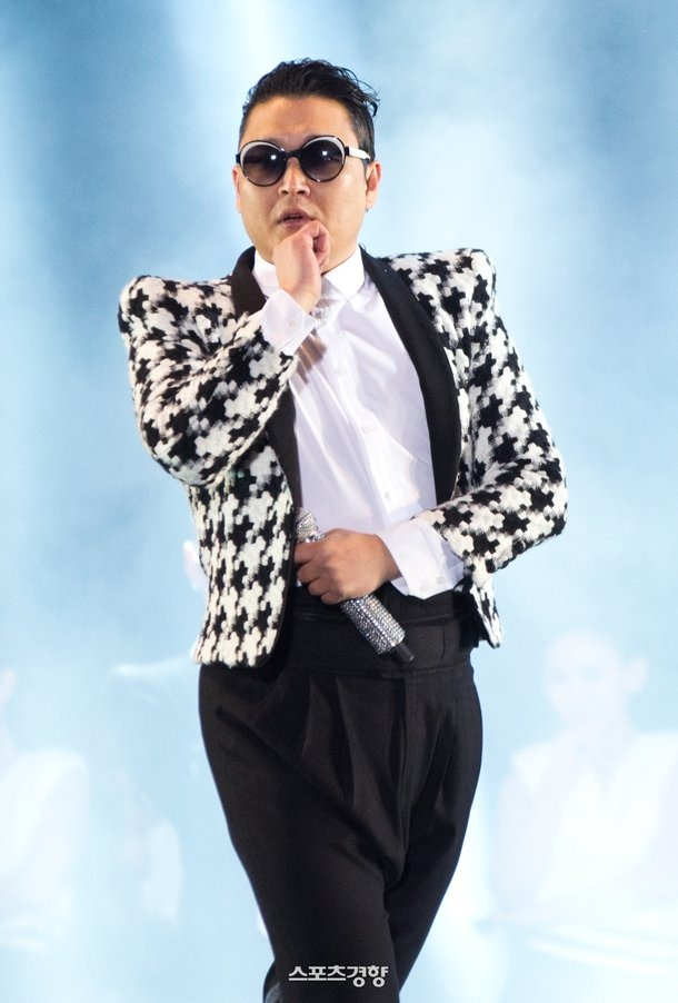 "&Ocirc;ng ho&agrave;ng Gangnam Style" PSY vừa đến Nội B&agrave;i, th&aacute;i độ ra sao trong lần đầu lộ diện giữa b&atilde;o scandal?- Ảnh 5.
