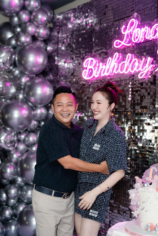 2 cặp đ&ocirc;i Vbiz đi sự kiện vẫn d&agrave;nh sự quan t&acirc;m đặc biệt cho nhau, netizen nh&igrave;n m&agrave; ghen tỵ- Ảnh 1.