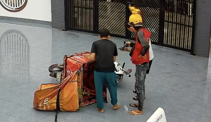 Vừa gọi &ldquo;anh Nh&acirc;n ơi&hellip;&rdquo; th&igrave; shipper giao h&agrave;ng gặp nạn, đoạn camera do chủ nh&agrave; tr&iacute;ch xuất lan truyền khắp nơi- Ảnh 1.