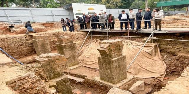 Đ&agrave;o đất, người d&acirc;n Việt Nam ph&aacute;t hiện vật h&igrave;nh trụ d&agrave;y m&agrave;u v&agrave;ng lạ, chuy&ecirc;n gia x&aacute;c nhận b&aacute;u vật lớn nhất lịch sử- Ảnh 1.
