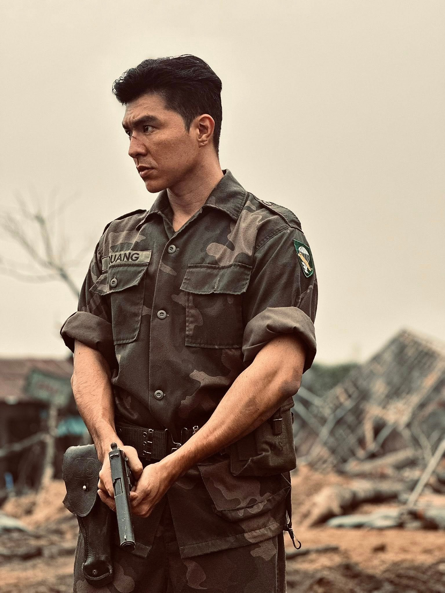 Chi Pu v&agrave; mỹ nam 6 m&uacute;i che chung chiếc &ocirc;, mưa ướt điện thoại cũng kh&ocirc;ng che được h&agrave;o quang n&agrave;y- Ảnh 6.