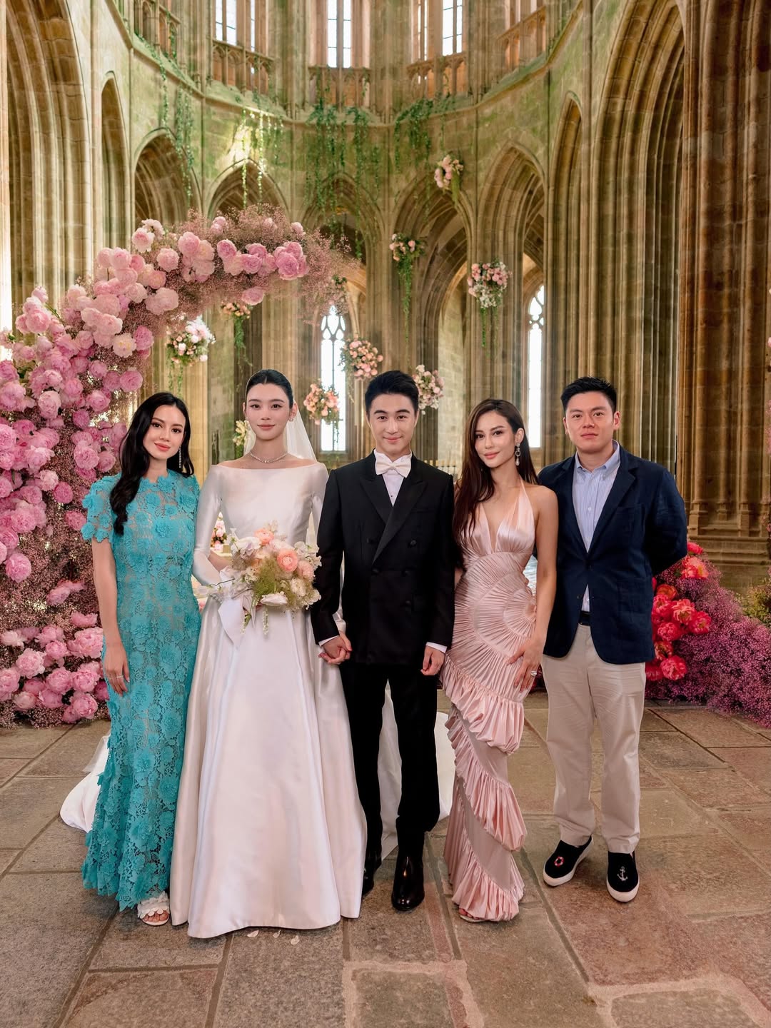 Đ&aacute;m cưới 1.000 tỷ hot nhất showbiz như "trại huấn luyện người gi&agrave;u": C&ocirc; d&acirc;u - ch&uacute; rể kh&ocirc;ng nhận tiền mừng cũng c&oacute; l&yacute; do!- Ảnh 1.