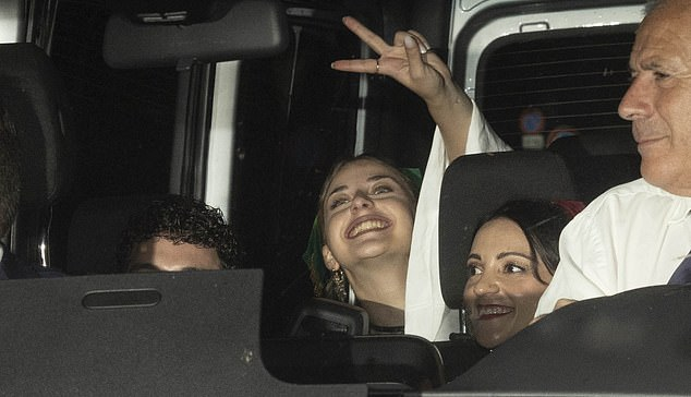B&ecirc;n trong đ&aacute;m cưới 52 tỷ đồng "đậm m&ugrave;i tiền" của Dua Lipa- Ảnh 14.