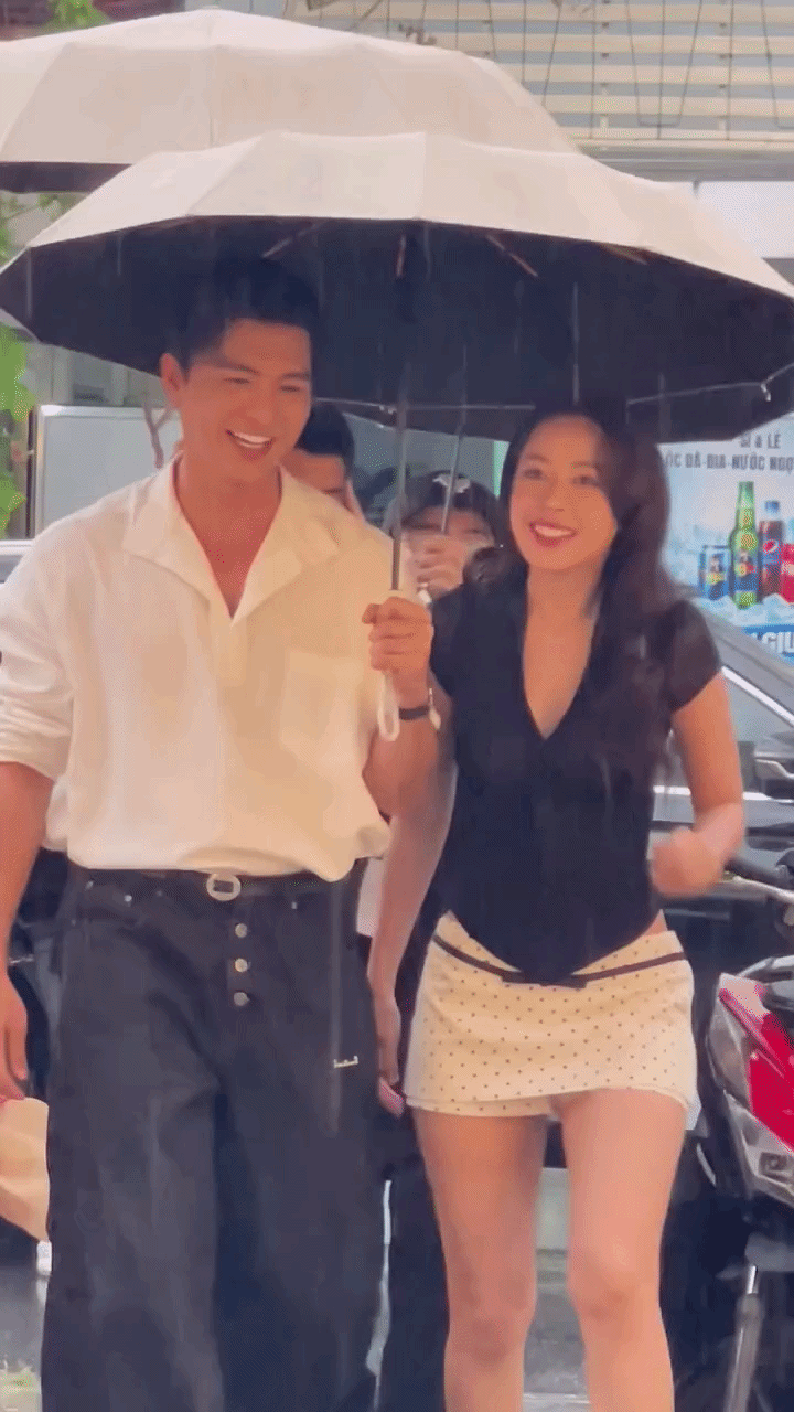 Chi Pu v&agrave; mỹ nam 6 m&uacute;i che chung chiếc &ocirc;, mưa ướt điện thoại cũng kh&ocirc;ng che được h&agrave;o quang n&agrave;y- Ảnh 1.