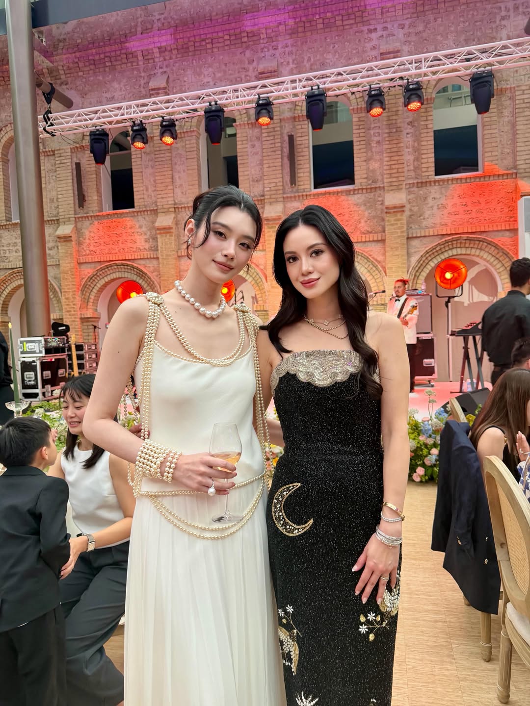 Đ&aacute;m cưới 1.000 tỷ hot nhất showbiz như "trại huấn luyện người gi&agrave;u": C&ocirc; d&acirc;u - ch&uacute; rể kh&ocirc;ng nhận tiền mừng cũng c&oacute; l&yacute; do!- Ảnh 2.