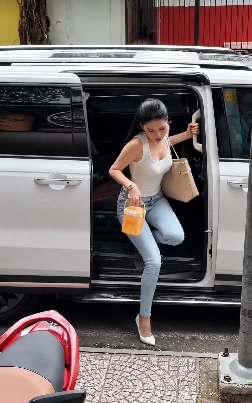 Ngọc Trinh g&acirc;y sốt khi mặc lại quần jeans 10 tuổi- Ảnh 1.