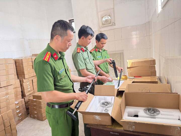 Ph&aacute; đường d&acirc;y mua b&aacute;n vũ kh&iacute; nguy hiểm nguỵ trang bằng 's&uacute;ng th&ocirc;ng bồn cầu'- Ảnh 2.