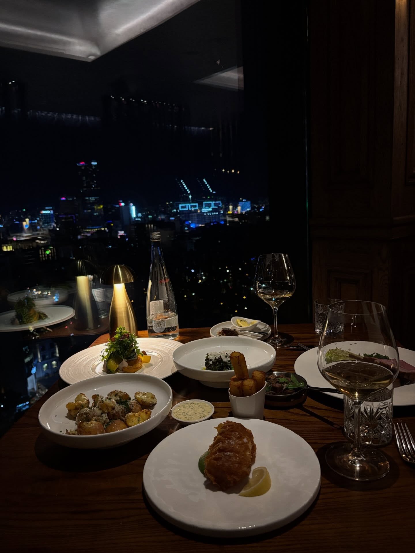 Ảnh ăn omakase, đi Park Hyatt Saigon, ngồi m&aacute;y bay khoang thương gia được rao b&aacute;n khắp Threads: Nhiều người chi 10k/tấm để up story "ph&ocirc;ng bạt"- Ảnh 9.