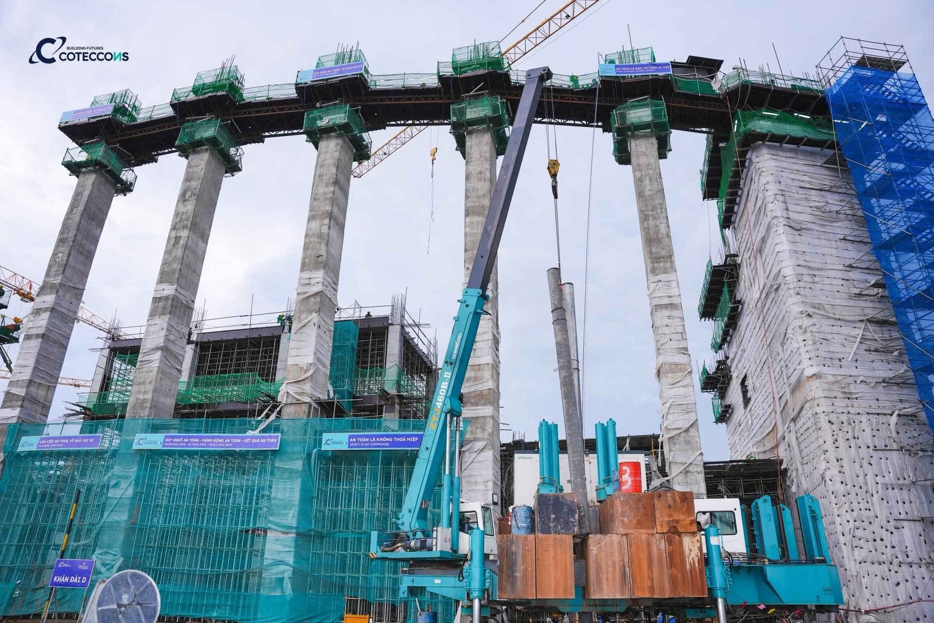 Lộ diện tiến độ si&ecirc;u s&acirc;n vận động lớn thứ 2 Việt Nam tại Hưng Y&ecirc;n: Hạ tầng vượt chuẩn FIFA, sở hữu c&ocirc;ng nghệ chưa từng c&oacute; tại Việt Nam- Ảnh 2.