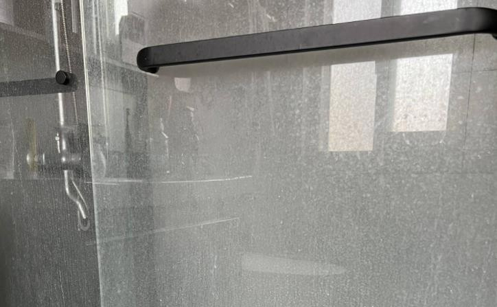 Ng&agrave;y c&agrave;ng nhiều gia đ&igrave;nh bỏ v&aacute;ch tắm k&iacute;nh: 5 giải ph&aacute;p thay thế đẹp hơn, dễ vệ sinh hơn v&agrave; tiết kiệm diện t&iacute;ch- Ảnh 1.
