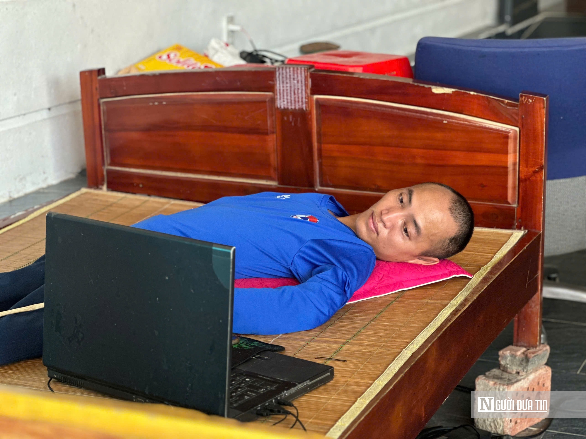 &ldquo;Nghị lực th&eacute;p&rdquo; của người đ&agrave;n &ocirc;ng nằm bất động chỉ cử động được 3 ng&oacute;n tay- Ảnh 1.