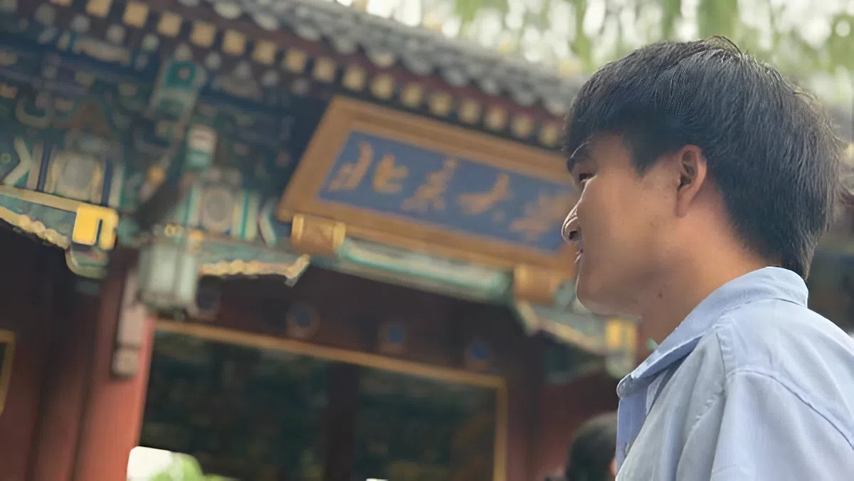 Ph&aacute;t hiện nam sinh r&ograve;ng r&atilde; 12 năm đi từ trường nghề đến học vị Tiến sĩ Đại học Bắc Kinh- Ảnh 1.