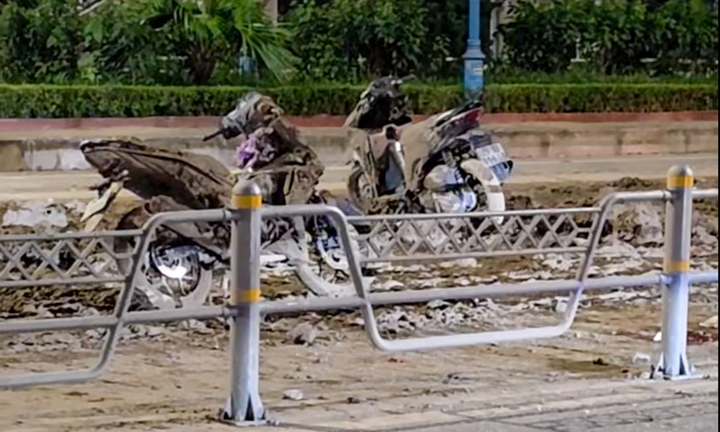 Truy t&igrave;m xe l&agrave;m rơi b&ugrave;n đất khiến loạt xe m&aacute;y trượt ng&atilde; gần cầu Nhật T&acirc;n- Ảnh 3.