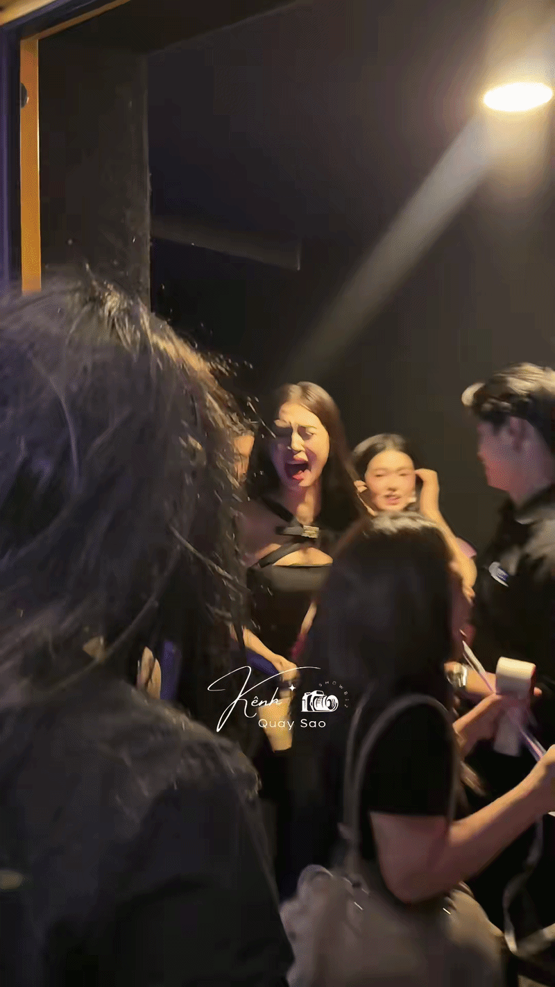 Clip hot: Tiểu Vy la thất thanh, bỏ chạy khiến cả &ecirc; k&iacute;p nh&aacute;o nh&agrave;o- Ảnh 2.