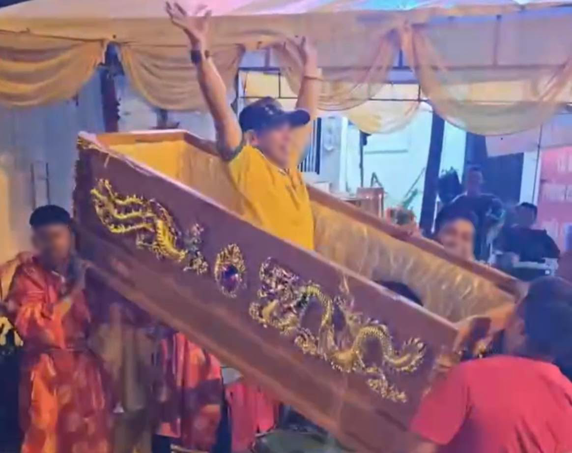 Vụ nh&oacute;m người khi&ecirc;ng quan t&agrave;i c&oacute; người sống, nhảy m&uacute;a giữa phố: Chủ tiệc n&oacute;i muốn &ldquo;trải nghiệm&rdquo;- Ảnh 2.