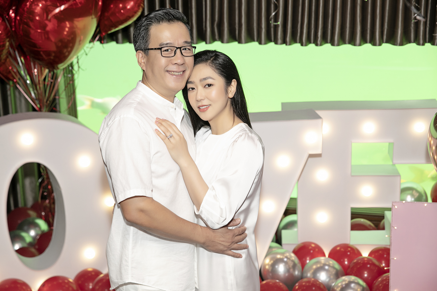 Chuyện t&igrave;nh ch&oacute;ng v&aacute;nh của mỹ nh&acirc;n Việt với doanh nh&acirc;n hơn 13 tuổi: Đ&aacute;m cưới r&igrave;nh rang, rạn nứt sau v&agrave;i th&aacute;ng chung sống- Ảnh 2.