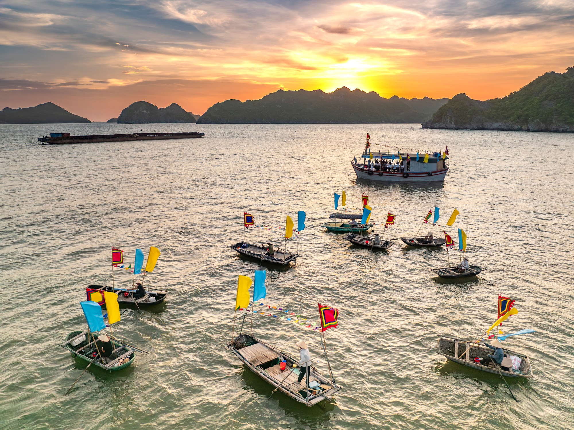 “Sốt xình xịch” với Lễ hội biển Cát Bà lần đầu tiên đổ bộ Vịnh trung tâm - Ảnh 4. “Sốt xình xịch” với Lễ hội biển Cát Bà lần đầu tiên đổ bộ Vịnh trung tâm - Ảnh 4.