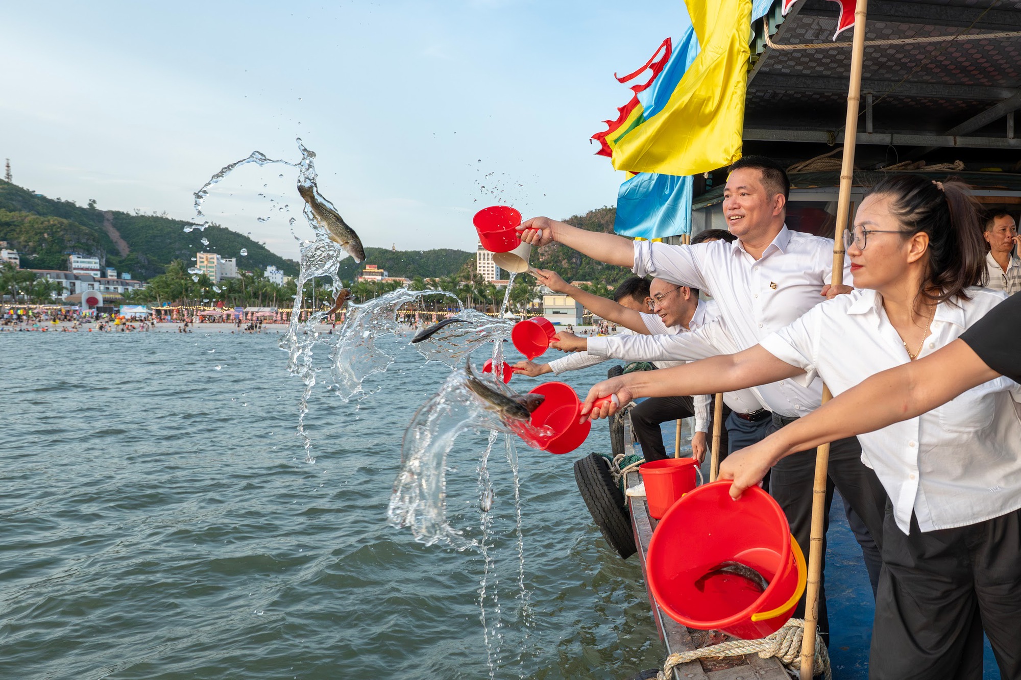“Sốt xình xịch” với Lễ hội biển Cát Bà lần đầu tiên đổ bộ Vịnh trung tâm - Ảnh 5. “Sốt xình xịch” với Lễ hội biển Cát Bà lần đầu tiên đổ bộ Vịnh trung tâm - Ảnh 5.