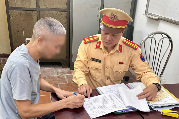 Phạt t&agrave;i xế xe tải l&agrave;m rơi b&ugrave;n đất xuống đường H&agrave; Nội khiến 2 xe m&aacute;y trượt ng&atilde;- Ảnh 1.