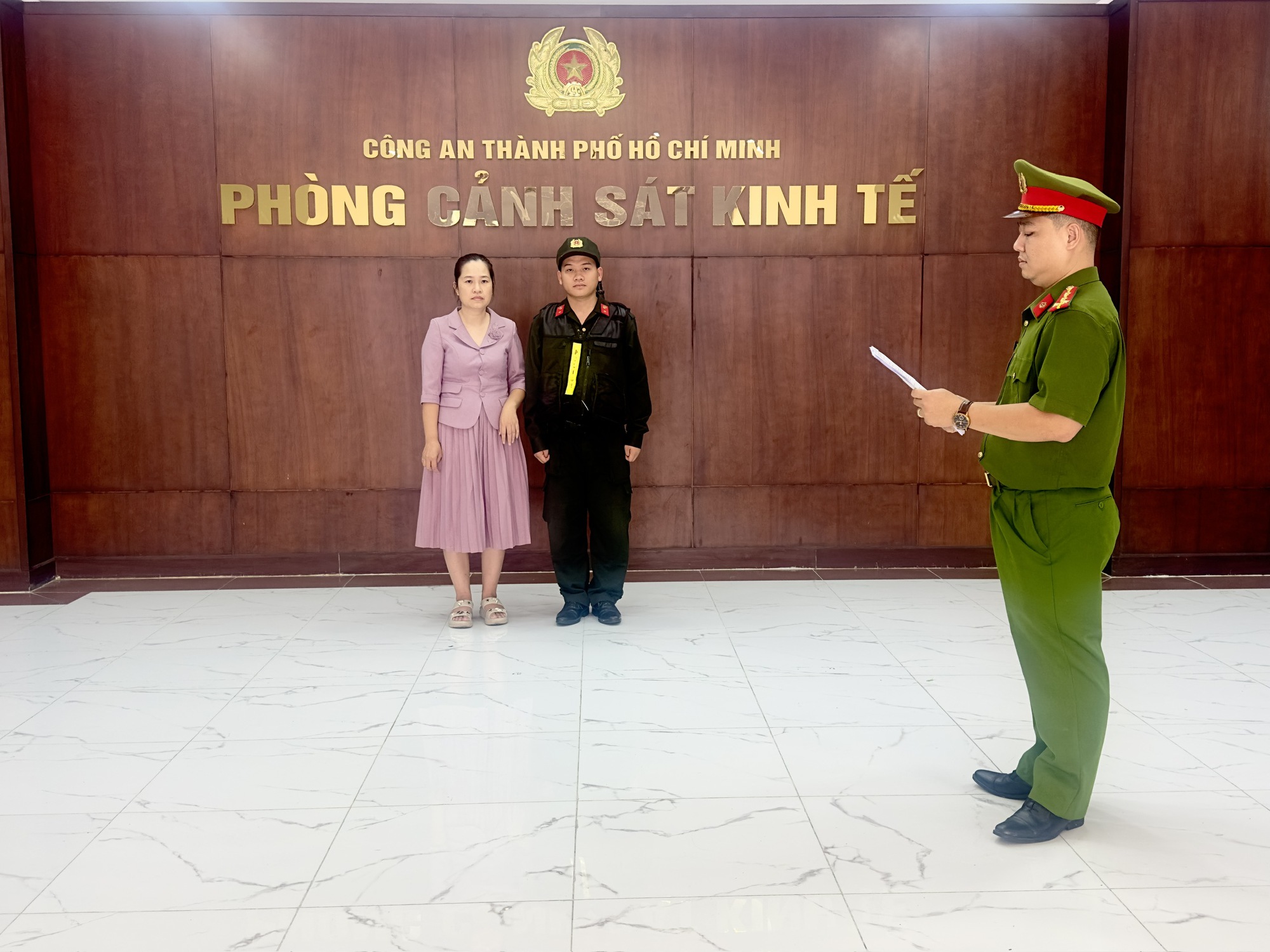 Công an TPHCM khởi tố chủ sở hữu thương hiệu Vải áo dài Đất Lành- Ảnh 1. Công an TPHCM khởi tố chủ sở hữu thương hiệu Vải áo dài Đất Lành- Ảnh 1.