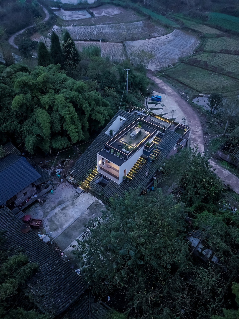 Kiến tr&uacute;c sư thất nghiệp chi 6,5 tỷ x&acirc;y nh&agrave; 300m2 tr&ecirc;n n&uacute;i, sống chill c&ugrave;ng bố mẹ: Uống tr&agrave; tr&ecirc;n n&oacute;c nh&agrave;, kh&ocirc;ng c&oacute; h&agrave;ng r&agrave;o- Ảnh 2.